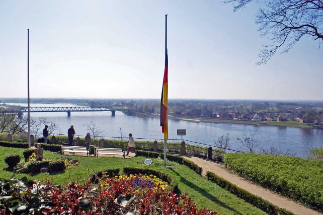 Lauenburg, Schlossblick die Elbe aufwärts