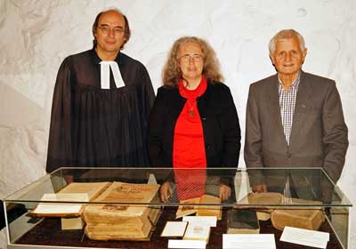 Bibel-Ausstellung: Pastor Billet, Archivarin Dr. Tanck und Vorsitzender Eggert