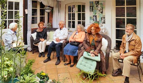 Boizenburg, Kräuterhexe, in ihrem Haus mit Besuchern