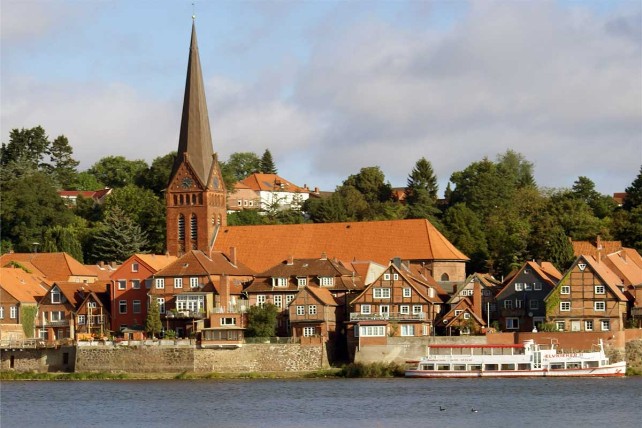 Lauenburg, Kirche Maria Magdalena, Elbe im Vordergrund