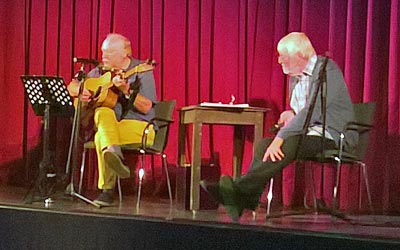 Peter Paulsen mit Gitarre und Benno Maaß mit Manuskript in der Osterwold-Halle