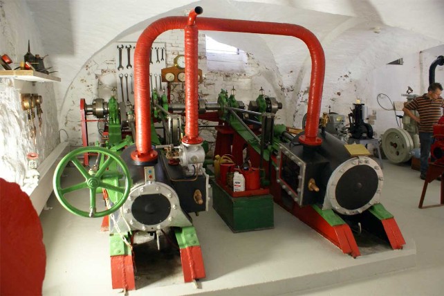 Lauenburg, Elbschifffahrtsmuseum, Dampfmaschine im Keller