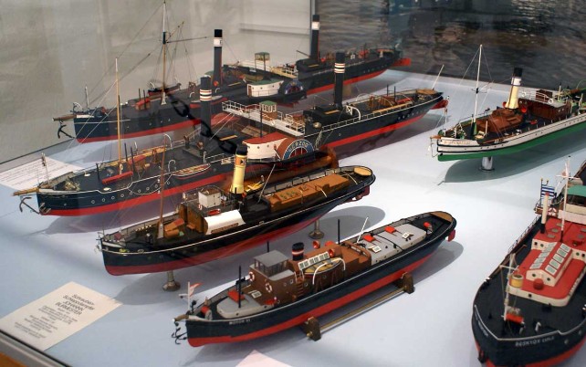 Lauenburg, Elbschifffahrtsmuseum, div. Eisenschiffs-Modelle