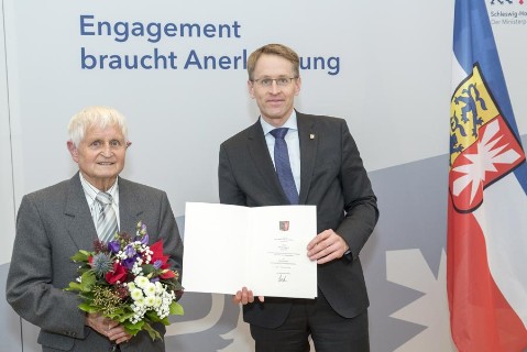 Ehrennadel für Horst Eggert von Ministerpräsident Günther