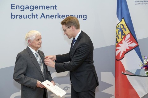 Ehrennadel für Horst Eggert von Ministerpräsident Günther