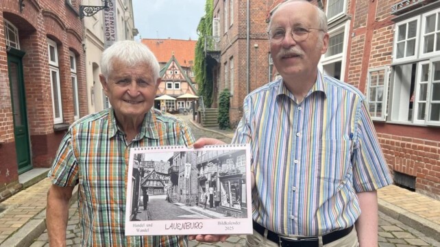 Horst Eggert und Manfred Maronde mit Wandkalender 2025